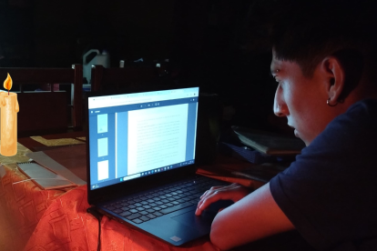 Ecuador continúa con apagones diarios, ahora hasta de 12 horas.