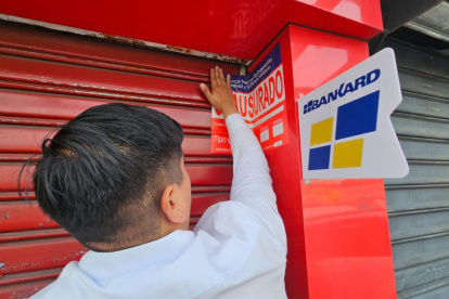 Instante en el que el local de parrillas fue clausurado por la Arcsa.