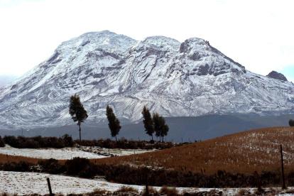 En la imagen de archivo, el volcán Chimborazo ubicado en la Cordillera Occidental de Ecuador, es el más alto del país y se calcula que el volumen de hielo del glaciar es de más de 2 km cúbicos.