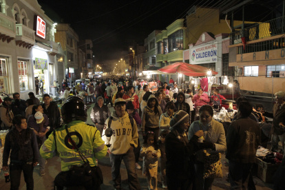 COMIDA, GUANTES, BUFANDAS, LINTERNAS e incluso el alquiler del baño se encontraba en cada cuadra.