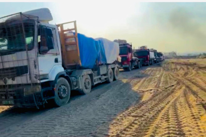 El Ejército israelí anunció este sábado la entrada de 11 camiones con ayuda humanitaria, que se produjo el jueves, en el norte de Gaza, donde mantiene un asedio desde hace más de un mes que ha reducido drásticamente la entrada de productos de primera necesidad.