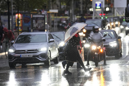 Aspecto de una calle de Barcelona a primera hora de la tarde de este martes en que la consellera de Interior, Núria Parlon, ha pedido a la ciudadanía estar atenta en las próximas horas a las previsiones metereológicas.