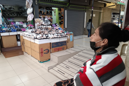 Realidad. En la plaza se observan ya locales vacíos, además de pasillos sin gente, a esperas de clientes.