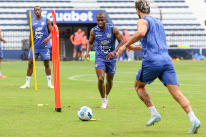 Enner Valencia durante una práctica de la selección de Ecuador en el estadio George Capwell, previo al partido contra Bolivia.
