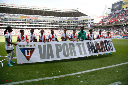 Los jugadores de Liga de Quito saltaban a la cancha con un cartel dedicado a Marco Angulo.