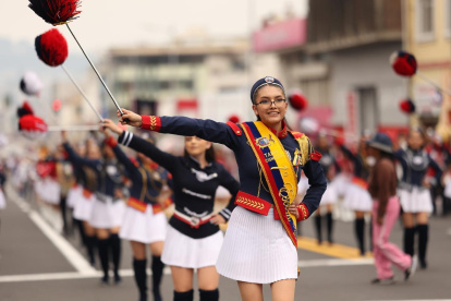 Estudiantes. Cientos de alumnos fueron parte de este desfile de independencia.