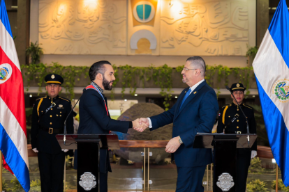Nayib Bukele viajó a Costa Rica a un evento oficial con su homólog Rodrigo Chaves.
