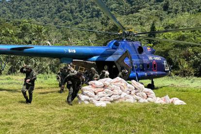 Un solado con dos personas en una calle inundada, este lunes en Alto Baudó (Colombia).