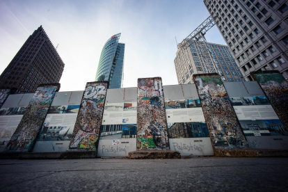 Partes del muro original en la plaza Potsdamer en Berlín, Alemania.