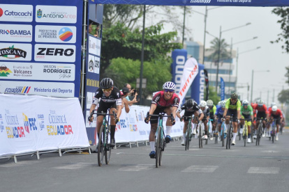 Brayan Sánchez (i) comandó la tapa 2 para proteger a su compañero Óscar Sevilla, quien sigue líder.