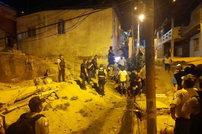 Escena. En una escalinata quedó la primera de las víctimas de ataques.