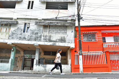 Afectación. El primer caso, ubicado en las calles Colombia y la 15, está inclinado de un lado y ha causado también daños en su edificio vecino.