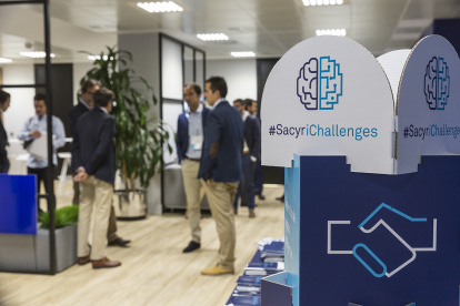 Trabajadores. Colaboradores de empresa española Sacyr.