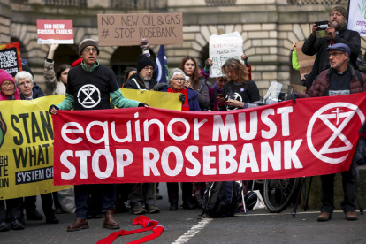 Medida.-Activistas medioambientales se manifiestan frente al Tribunal de Sesiones de Escocia en Edimburgo mientras comienza el juicio sobre los yacimientos de petróleo y gas de Rosebank y Jackdaw en el Mar del Norte. EFE/Robert Ormerod / Greenpeace /***SOLO USO EDITORIAL/SOLO DISPONIBLE PARA ILUSTRAR LA NOTICIA QUE ACOMPAÑA (CRÉDITO OBLIGATORIO)***