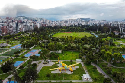 Las infractoras circularon en el interior del parque La Carolina, pese a que el espacio recreativo es exclusivo para peatones y ciclistas.