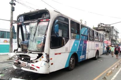 Parte de la fachada delantera quedó hundida debido al impacto.