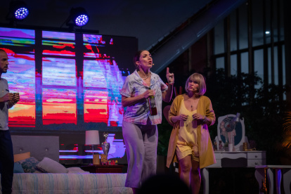 La obra es interpretada por Fabo Doja, Ana Passeri y María José Blum.