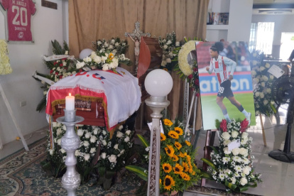 Marco Angulo es velado en su natal Rocafuerte, parroquia del cantón Río Verde, en Esmeraldas.