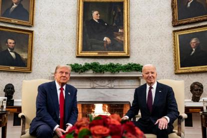 El presidente estadounidense, Joe Biden , y el presidente electo Donald Trump durante una reunión en la Oficina Oval de la Casa Blanca en Washington, D.C.