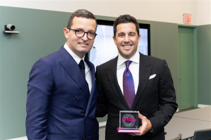 Ejecutivos. Francisco Besterrechea, director principal de Greyfell y Guillermo Lasso Alcívar, presidente ejecutivo de Banco Guayaquil.