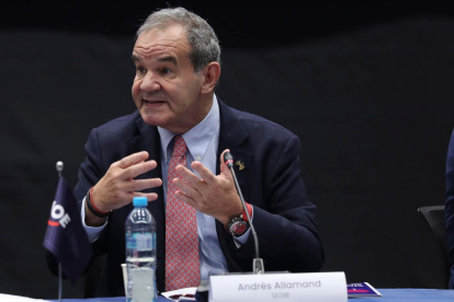El secretario general iberoamericano, Andrés Allamand, habla en la primera sesión del Encuentro Empresarial Iberoamericano este miércoles, en Cuenca (Ecuador).