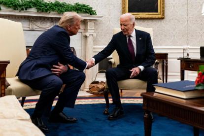 El presidente electo Donald Trump (i) y el presidente Joe Biden (d) se dan la mano en el encuentro que tuvieron en la oficina oval de la Casa Blanca este miércoles 13 de noviembre de 2024.