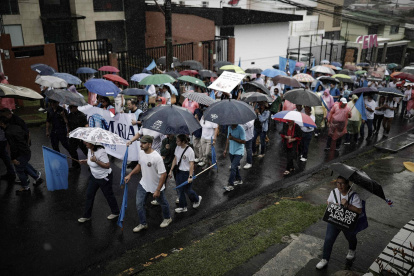 Varias personas se manifiestan en contra del aborto durante una marcha llamada en San José (Costa Rica), en un día con fuertes lluvias.