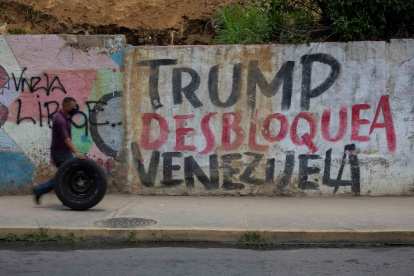 Un mural en que se lee "Trump desbloquea Venezuela", en Caracas (Venezuela).