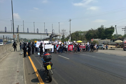 Pacientes y trabajadores piden que el Gobierno pague las asignaciones que deben a las clínicas de diálisis.
