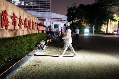 Una persona coloca flores por las víctimas del atropello masivo en Zhuhai, en la provincia de Guangdong, el 12 de noviembre de 2024.