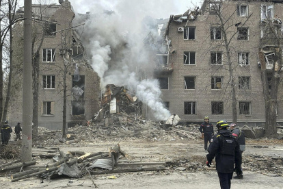 Una persona camina cerca de una zona afectada por uno de los ataques rusos sobre territorio ucraniano.