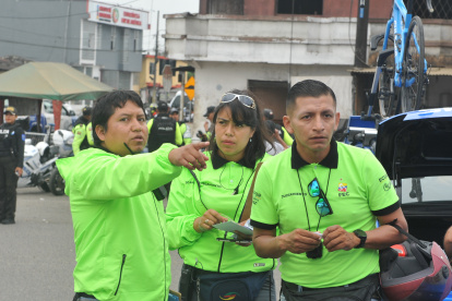 Belén Morejón (c) forma parte del cuerpo de jueces que controlan la actual Vuelta.