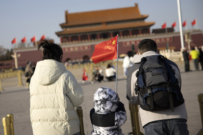 Beijing.- Un niño sostiene una bandera china en la plaza de Tiananmen.