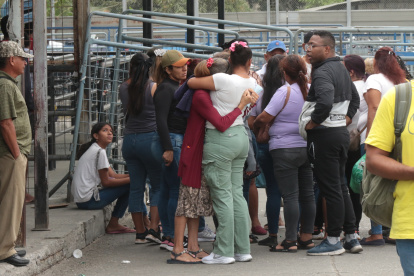 Congregación: En los exteriores de la Penitenciaría del Litoral familiares de los privados de libertad tratan de obtener información de sus allegados.