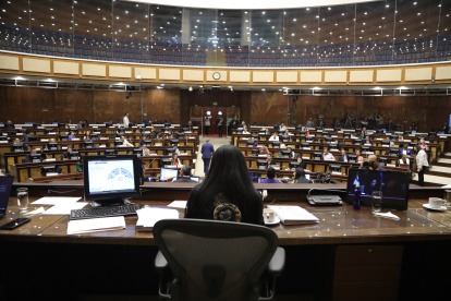 Dato. Este 13 de noviembre el Pleno de la Asamblea condenó la resolución del sumario administrativo que sancionó a la vicepresidenta de la República, Verónica Abad.
