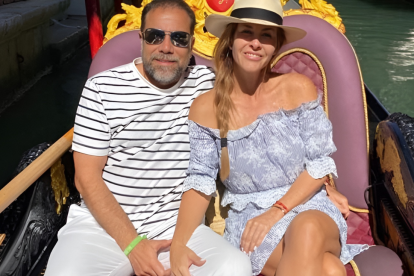 Meche Cuesta con su novio.