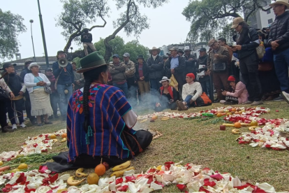 Organizaciones sociales se congregan en Cuenca para marchar por la Contra Cumbre de los Pueblos en Resistencia.
