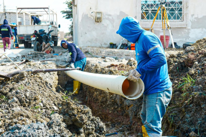 En Playas aún se espera que el servicio de agua potable llegue a los hogares. Llevan casi 48 horas sin el servicio.