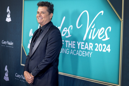 El cantante colombiano Carlos Vives en la alfombra roja del evento Persona del Año del Grammy Latino en el Centro de Convenciones de Miami Beach en Miami Beach, Florida, EE.UU., 13 de noviembre de 2024. El artista ganador del GRAMMY y Persona del Año de la Academia Latina de la grabación 2024 es el El cantante colombiano Carlos Vives.