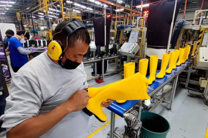 Apenas 44 de las más de 110 empresas en Tungurahua operan en toda su capacidad adaptando nuevos horarios y generadores.