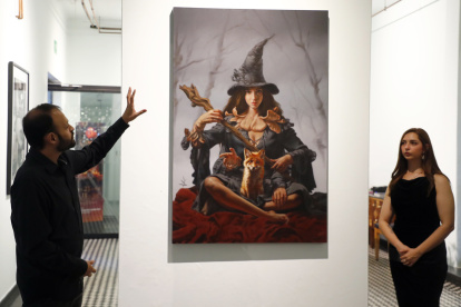 Los artistas mexicanos José Luis Galván y Paulina Goca, observan piezas de la exposición ‘Liminãris’ inaugurada en la galería Bruna.