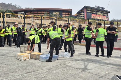 Los guardias que iban a trabajar en el Monumental, comiendo para ir a trabajar.