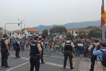 Organizaciones sociales marcharon en Cuenca en la denominada Contra Cumbre y generaron una agenda común de lucha.