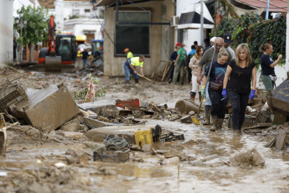Labores de limpieza en la localidad malagueña de Benamargosa, este jueves, tras las fuertes lluvias.