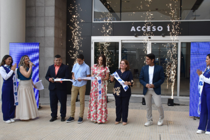 El corte de cinta se realizó en la entrada al mall.