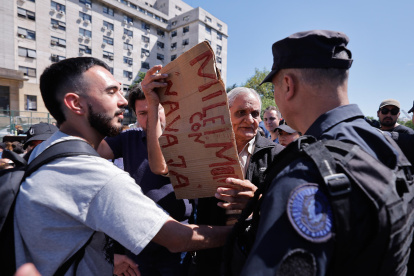 Un seguidor de la expresidenta de Argentina Cristina Fernández hablan con un miembro de la policía este miércoles, en la Ciudad de Buenos Aires (Argentina).