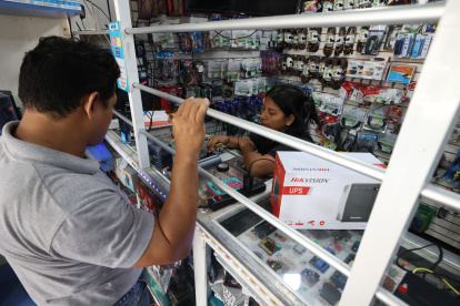 Alternativas. Una ejecutiva de ventas enseña las alternativas que hay para generar energía eléctrica en las horas de los apagones.