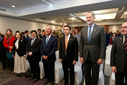 El presidente Daniel Noboa estuvo acompañado del mandatario de Portugal, Marcelo Rebelo de Sousa, (i) y el rey Felipe VI de España (d).