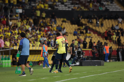 Sebastian Beccacece (i), seleccionador de Ecuador, festeja uno de los goles de Gonzalo Plata en la victoria 4-0 sobre Bolivia del jueves 14 de noviembre.
