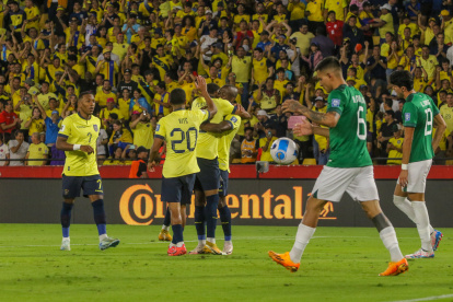 AMDEP9689. GUAYAQUIL (ECUADOR), 12/11/2024.- Los jugadores de Ecuador celebran un gol ante Bolivia este jueves, durante un partido de las eliminatorias sudamericanas al Mundial de Fútbol 2026, en el estadio Monumental, en Guayaquil (Ecuador). EFE/ Jonathan Miranda